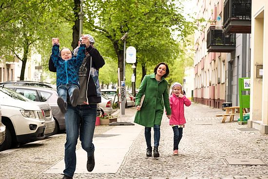 Ein Bild über den Alltag in einer Familie mit behinderten und nicht behinderten Kindern.