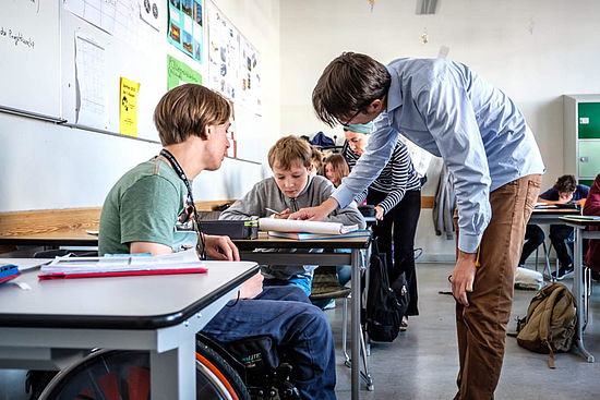 Ein Schüler im Rollstuhl an der inklusiven Sophie-Scholl Schule in Berlin.